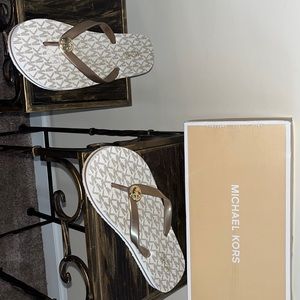 Michael Kors Capri Thong Sandals White/Signature size 7.5